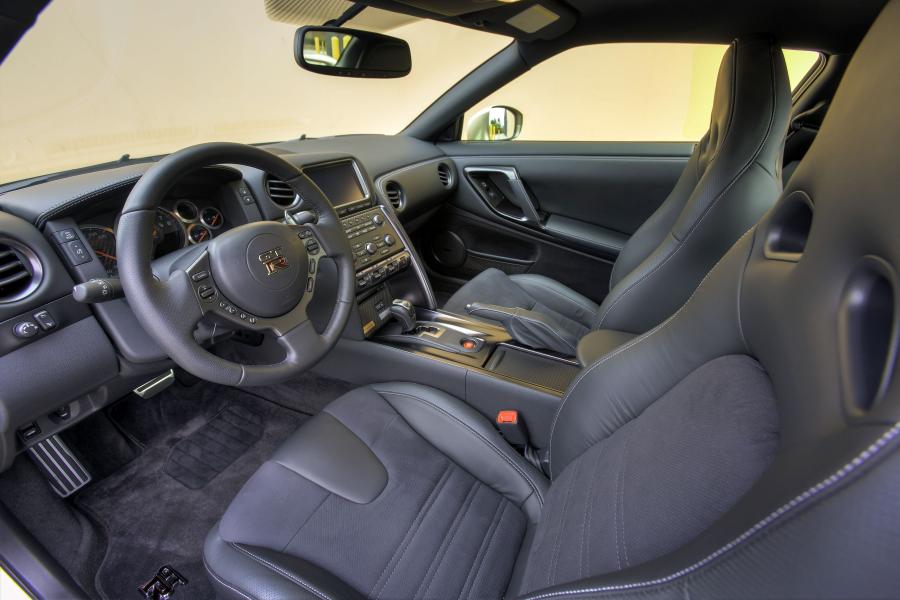  Nissan GT-R 45th Anniversary Gold Edition 2015 года  (фото 19 из 22)